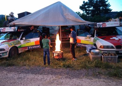 Die Wagenburg und das Feuer ziehen Leute an