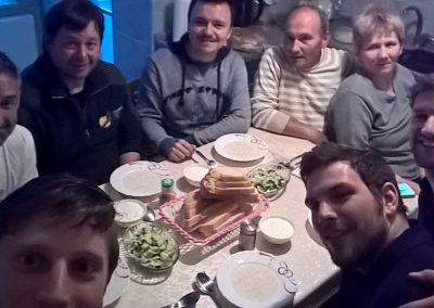Essen am kleinen Tisch