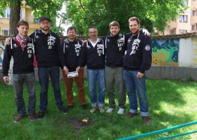 Das Team und die gepflanzte Rose