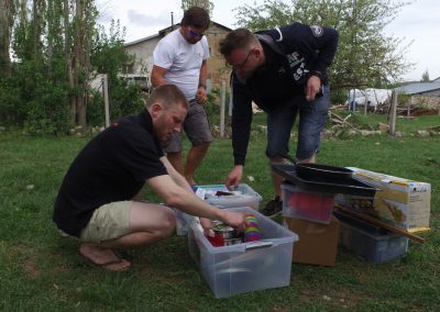 Fabian sortiert Material zum Spenden