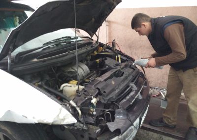 Eine Garage hilft uns den Kühler zu reparieren