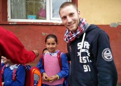 Fabian übergibt ein Schulranzen